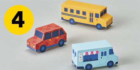 Étape 4 - trois voitures en papier sur une table
