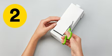 Étape 2 - découper un rectangle sur le dessus du carton de lait pour que le bateau soit creux à l'intérieur
