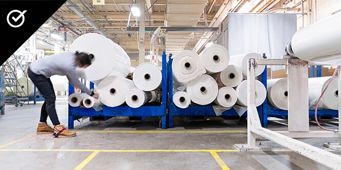 De grands rouleaux de papier stockés dans un entrepôt de production
