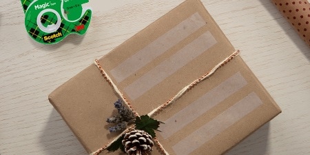 Création d'étiquettes cadeaux en utilisant le ruban Scotch® Magic™ Tape sur un cadeau emballé
