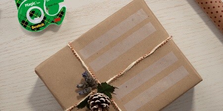 Création d'étiquettes cadeaux en utilisant le ruban Scotch® Magic™ Tape sur un cadeau emballé

