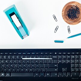 Nettoyez votre clavier à l'aide du ruban Scotch® Magic™