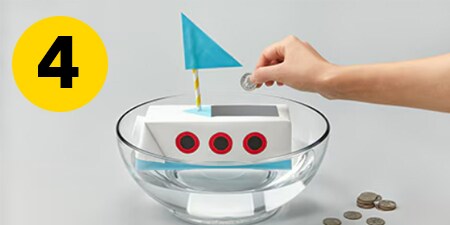 Étape 4 - mettre une pièce dans le bateau fabriqué dans un bol d'eau pour tester la flottabilité
