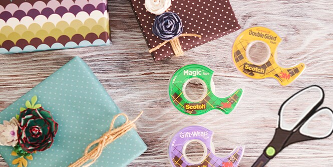 Cadeaux joliment emballés avec des rubans Scotch® Clear et des ciseaux Scotch™ Titanium sur une table
