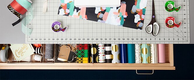 Différents produits Scotch™ sur un bureau prêts à être utilisés pour un loisir créatif
