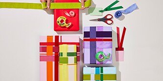 Cadeaux emballés de manière colorée sur un bureau
