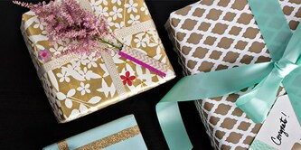 Cadeaux emballés et décorés avec des éléments floraux
