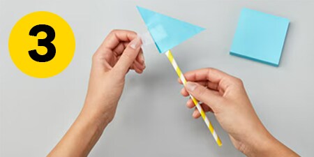 Étape 3 - coller une Note Post-it® pliée à une paille

