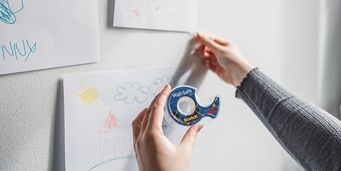 Accrocher des œuvres d'art d'enfants sur un mur avec du Ruban Wall-Safe Scotch®
