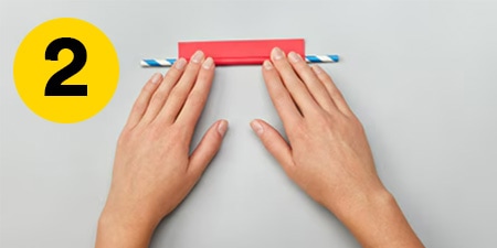 Étape 2 - découper un long rectangle de papier et enrouler le papier autour d'une paille
